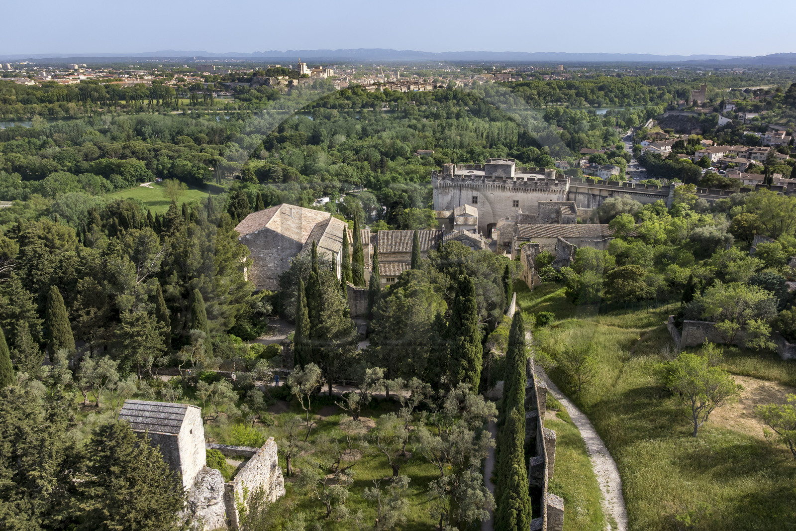 France (30), Gard, Villeneuve-lès-Avignon, l'ancienne abbaye bénédictine dans le Fort Saint André, le Palais des Papes  à Avignon classé Patrimoine mondial de l'UNESCO en arrière plan (vue aérienne)