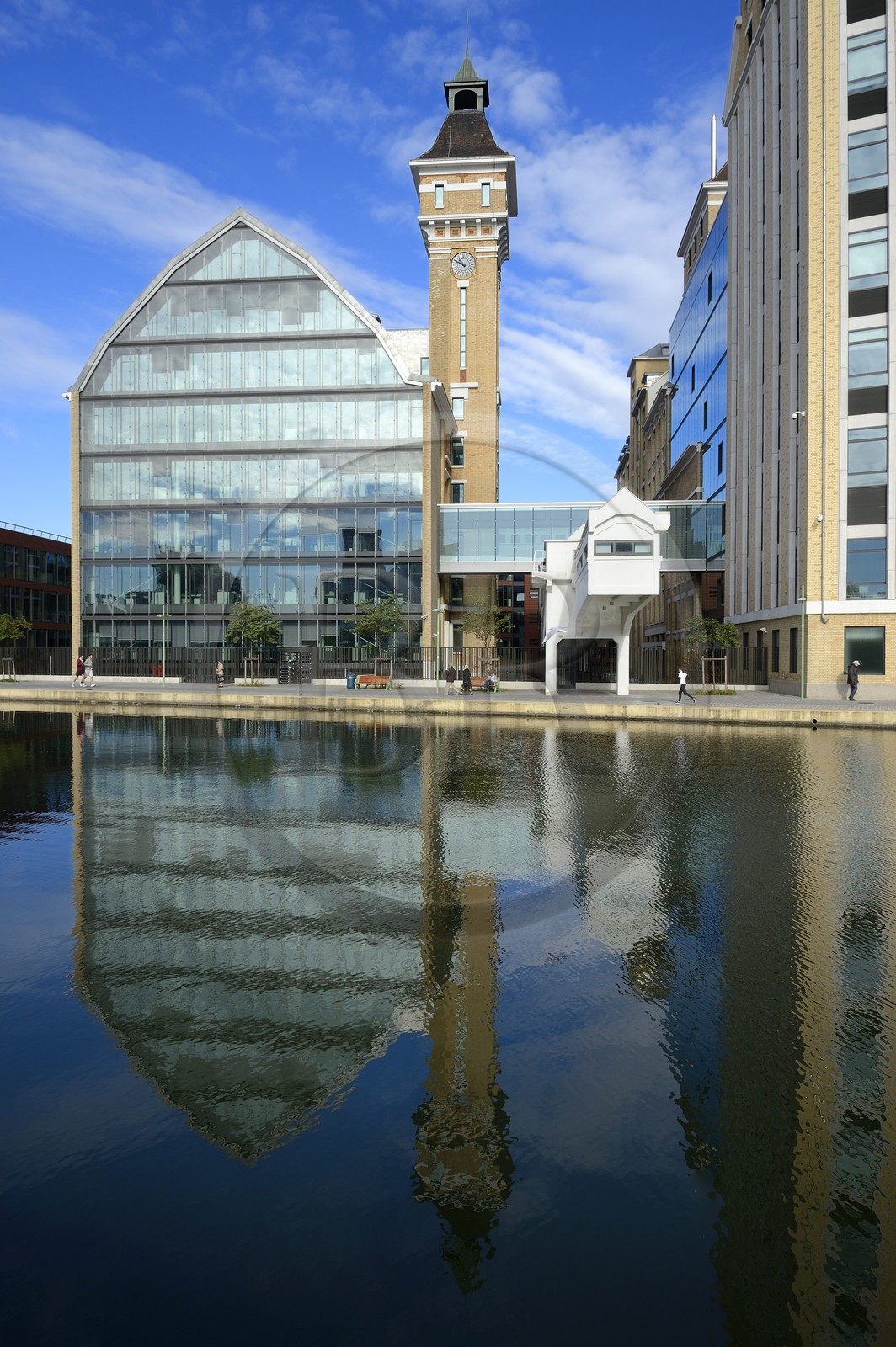 France, Seine-Saint-Denis (93), Pantin, Les anciens Grands Moulins de Pantin créées en 1884 réhabilités pour y réaliser un ensemble immobilier de bureaux conçu par le cabinet d'architectes Reichen et Robert pour BNP-Paribas Securities Services, le canal de l'Ourcq