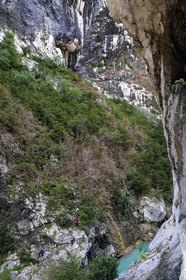 France, Alpes-de-Haute-Provence (04), Parc Naturel Régional du Verdon, Rougon, Grand Canyon du Verdon, la rivière du Verdon, grimpeurs sur une paroi des falaises du couloir Samson, vu depuis le sentier Blanc-Martel sur le GR4