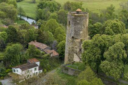 France, Vendée (85), Vouvant, labellisé Les Plus Beaux Villages de France, la tour Mélusine (vue aérienne)