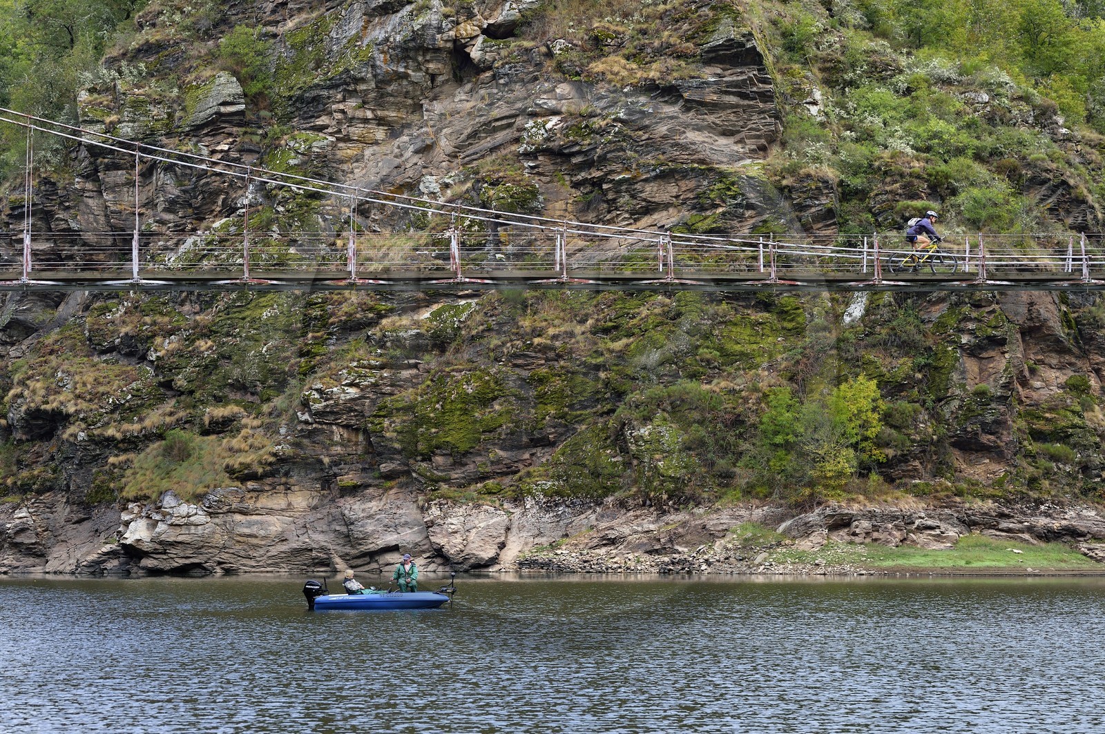 France, Cantal (15), Gorges de la Truyère, Chaliers, pêcheurs à la ligne sur leur bateau aux abords de la passerelle de Valadour au dessus de la rivière Truyère
