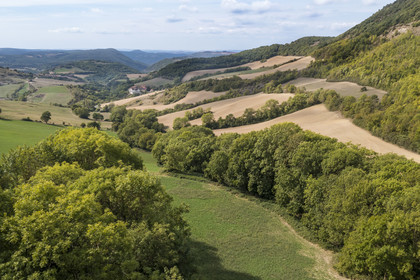 France, Aveyron (12), parc naturel régional des Grands-Causses, cyclistes effectuant l'itinéraire cyclo touristique Brebis'Cyclette en Pays de Roquefort, le col des Aiguières (vue aérienne)