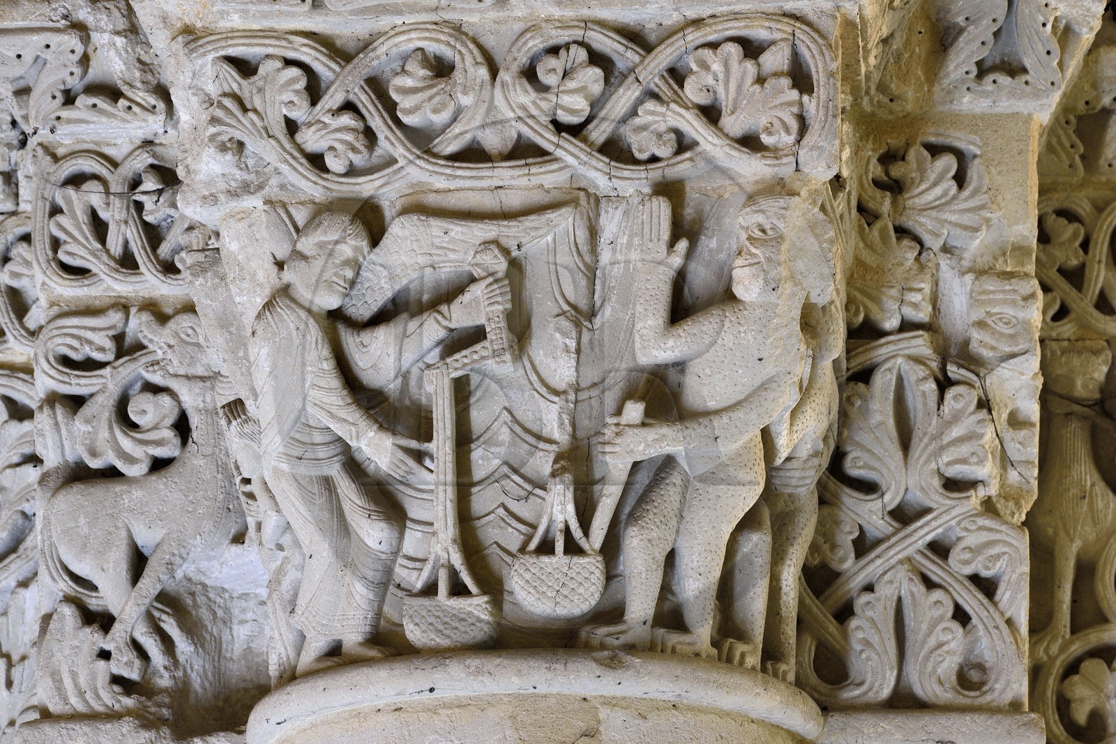 France, Charente-Maritime (17),  Saintonge, Saintes, la basilique Saint-Eutrope, chapiteau représentant le Jugement Dernier et la pesée des âmes (fin XIème siècle) dans l'église haute