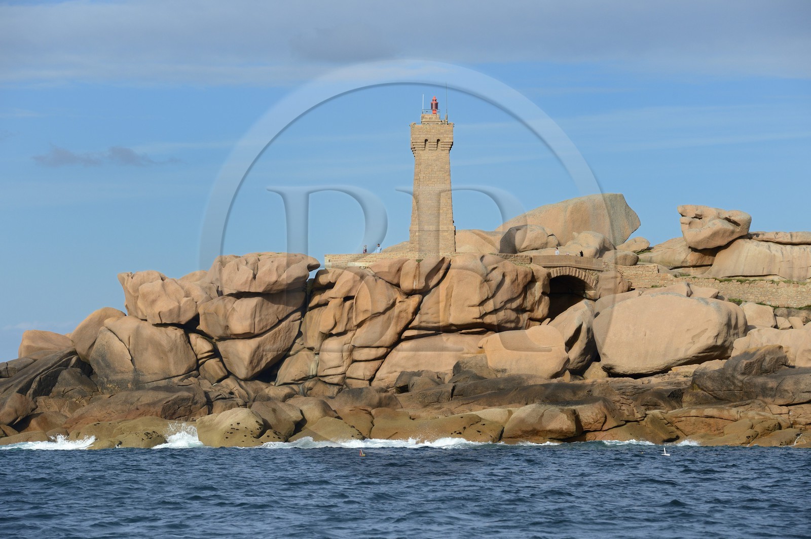 France, Côtes-d'Armor (22), Côte de Granit Rose, Perros-Guirec, Ploumanac'h, la pointe de Squewel et le phare de Mean Ruz