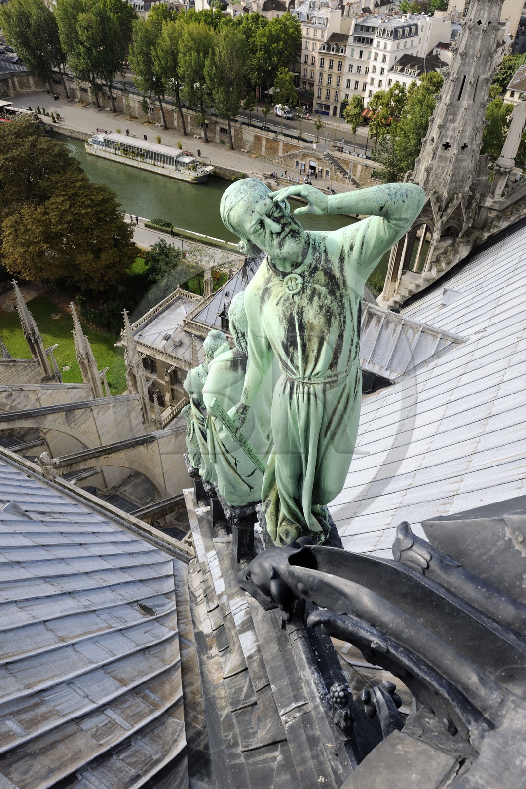 France, Paris (75), île de la Cité, la cathédrale Notre-Dame, la flèche domine les statues de cuivre vert-de-grisé des douze apôtres avec les symboles des quatre évangélistes. Viollet-le-Duc s’est fait représenter lui-même sous les traits de saint Thomas avec son équerre