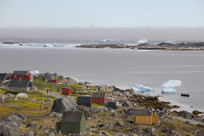 Groenland, ville de Nanortalik au sud du pays et icebergs dans la baie