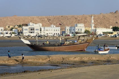 Sultanat d'Oman, gouvernorat de Ash Sharqiyah, ville et port de Sour, le vieux quartier de pêcheurs de Al Ayjah, pecheurs sortant du port sur leur boutre
