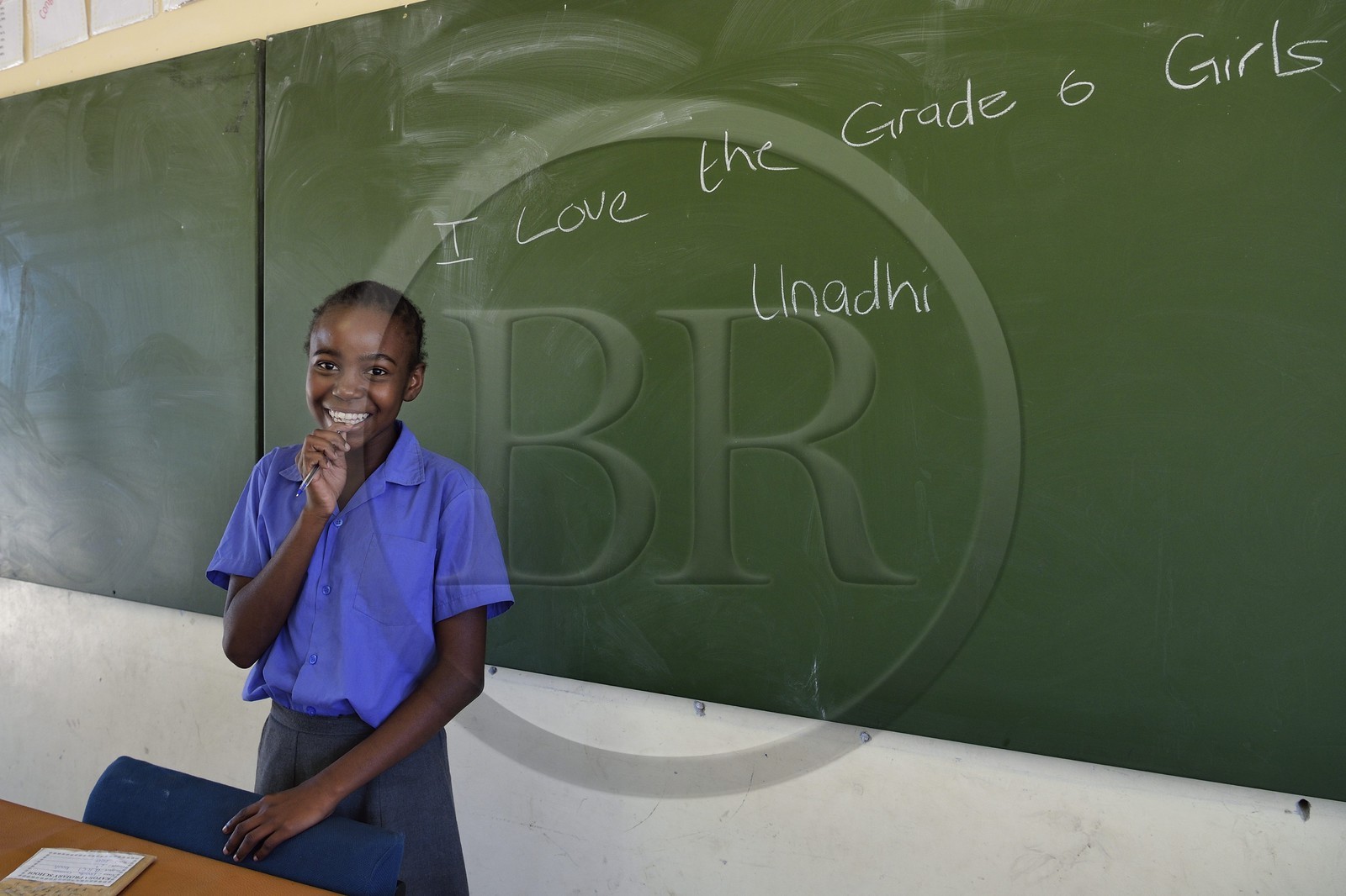 Namibie, région de Erongo, Damaraland, le Spitzkoppe dans le désert du Namib, Ecole primaire de Katora (Katora Primary School), jeune fille dans la salle de classe grade 6