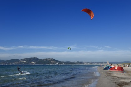 France, Var (83), Hyères, Presqu'Ile de Giens, pratique du kitesurf sur la plage de l'Almanarre