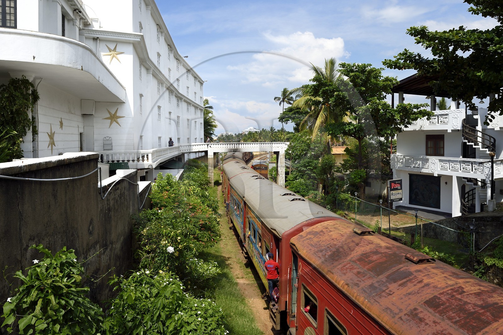 Sri Lanka, province de l'ouest, district de Colombo, Colombo, train de Galle passant au pied du Mount Lavinia Hotel