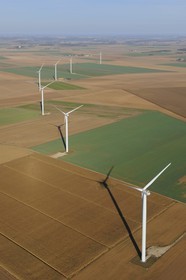 France, Eure-et-Loir (28), la Beauce, éoliennes (vue aérienne)