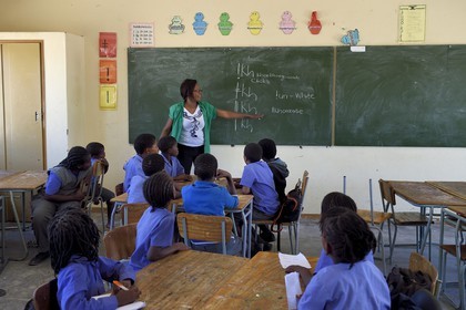 Namibie, région de Erongo, Damaraland, le Spitzkoppe dans le désert du Namib, Ecole primaire de Katora (Katora Primary School), salle de classe 4 (autour de 11 ans), la professeur Monalisa Seibes enseigne les langues khoïsan utilisant un claquement sonore de la langue appelé clic