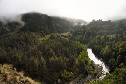 France, Haute-Loire (43), vallée de la Loire, Arlempdes, labellisé les Plus beaux villages de France, ruines du chateau perché sur un rocher basaltique qui surplombe un méandre de la Loire