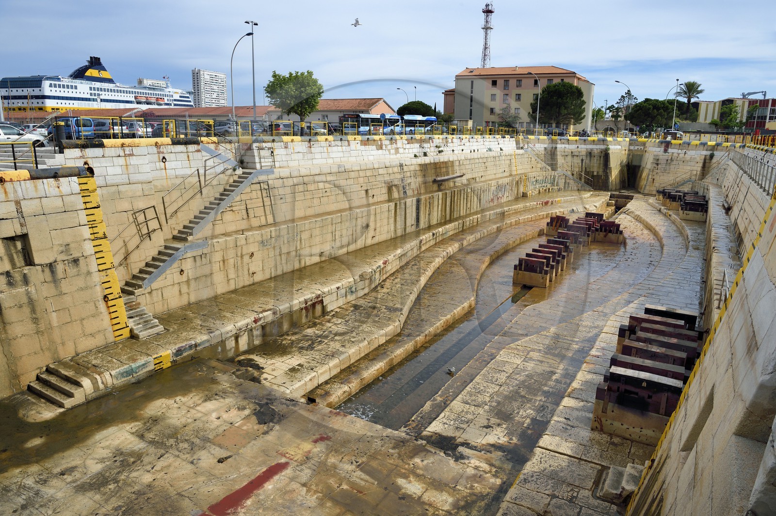 France, Var (83), Toulon, la base navale (Arsenal), darse Vauban, bassin de radoub dit petit bassin Vauban construit selon les plans de l'ingénieur Antoine Groignard