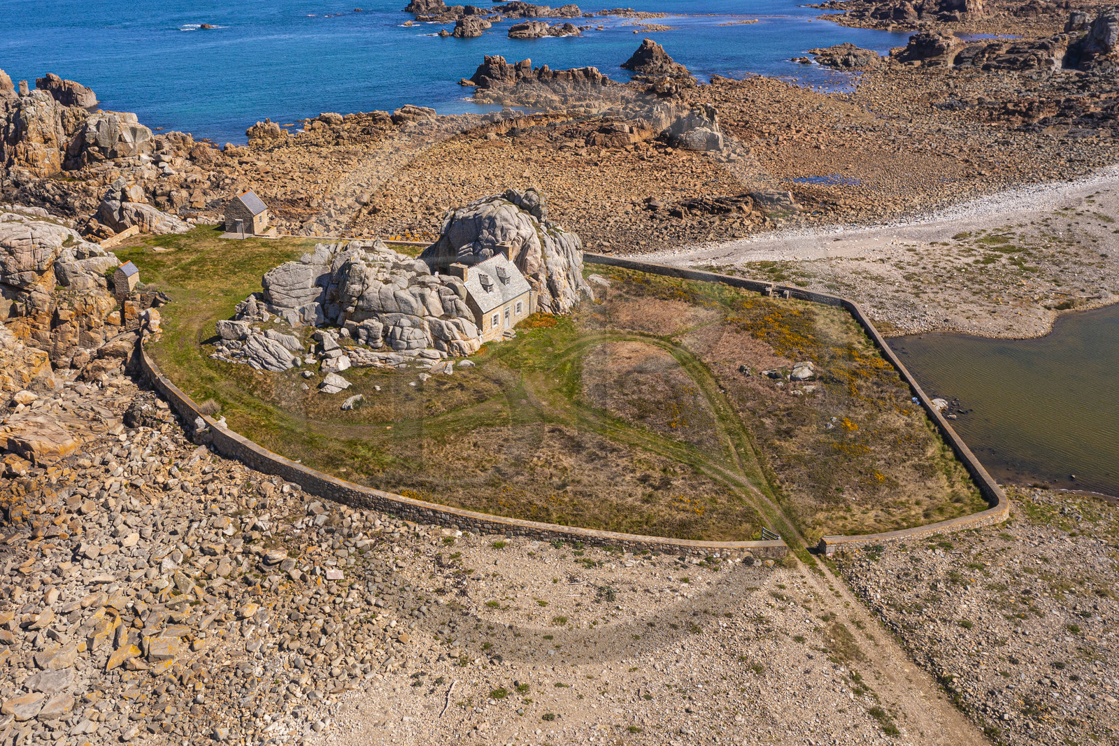 France, Côtes-d'Armor (22), Côte d'Ajoncs, Plougrescant, site du gouffre de Plougrescant, la petite maison de Castel Meur, toute représentation à usage commerciale de cette maison est interdite (vue aérienne)