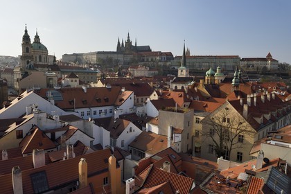 République Tchèque, Prague, centre historique classé Patrimoine Mondial de l' UNESCO, quartier de Mala Strana, l'église Saint Nicolas (Sv. Mikulase) et le chateau Royal en arrière plan à droite