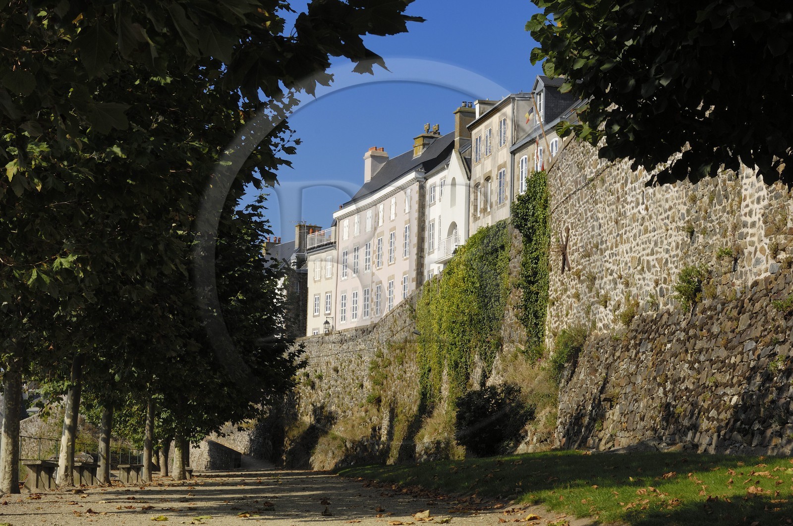 France, Manche (50), Granville, la Haute Ville, rue Lecarpentier au dessus des remparts