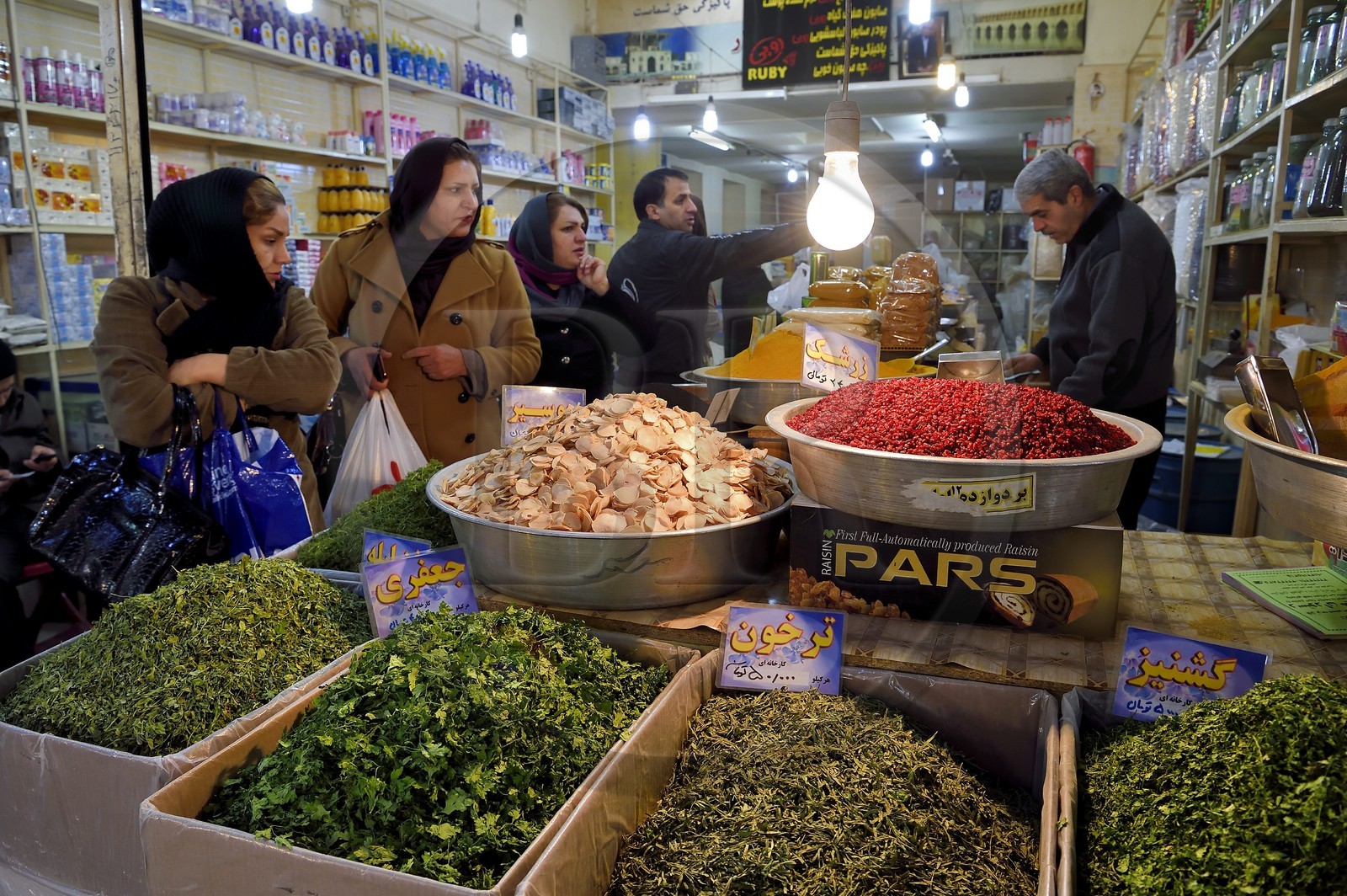 Iran, province d'Ispahan, Ispahan, Bazar-e Bozorg (Grand Bazar), immense bazar couvert qui remonte à près de 1300 ans, étal d'épices et légumes secs