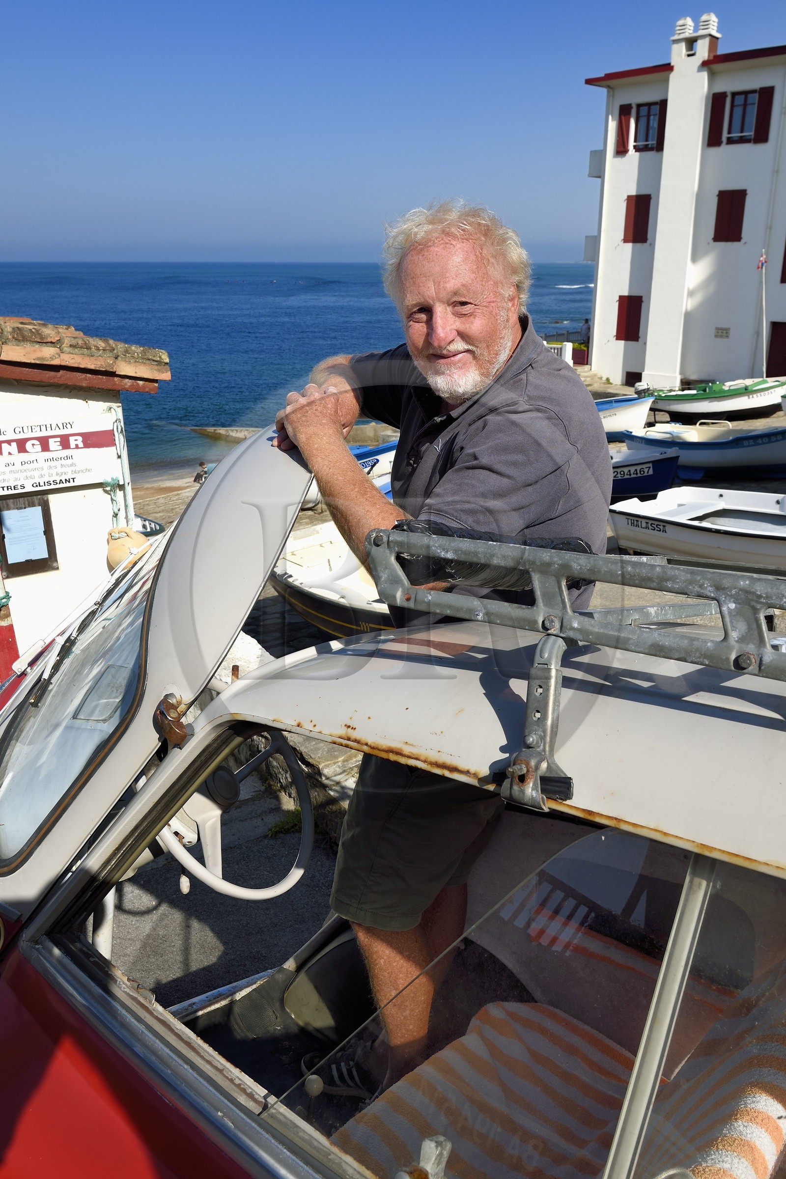 France, Pyrénées-Atlantiques (64), la côte du Pays-Basque, Guéthary, le journaliste, écrivain et réalisateur Alain Gardinier au volant de sa BMW Isetta