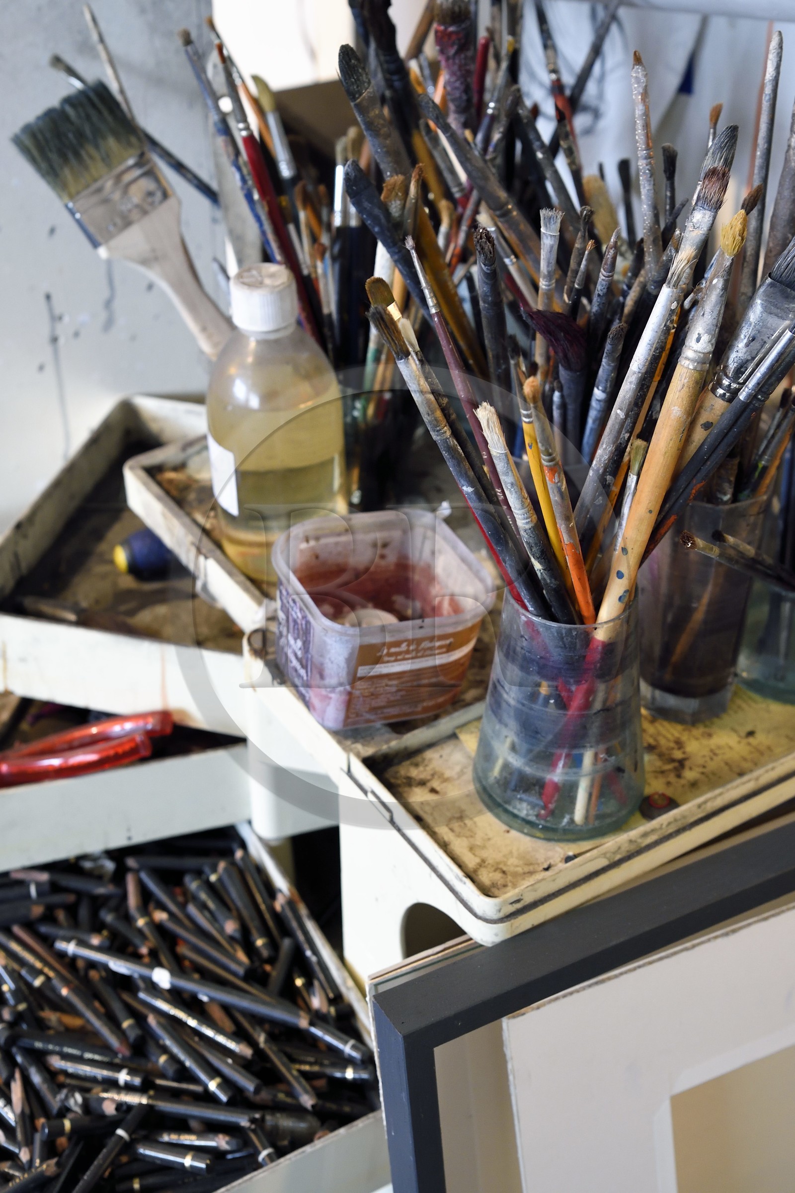 France, Ivry-sur-Seine (94), l'artiste plasticien Ernest Pignon-Ernest dans son atelier