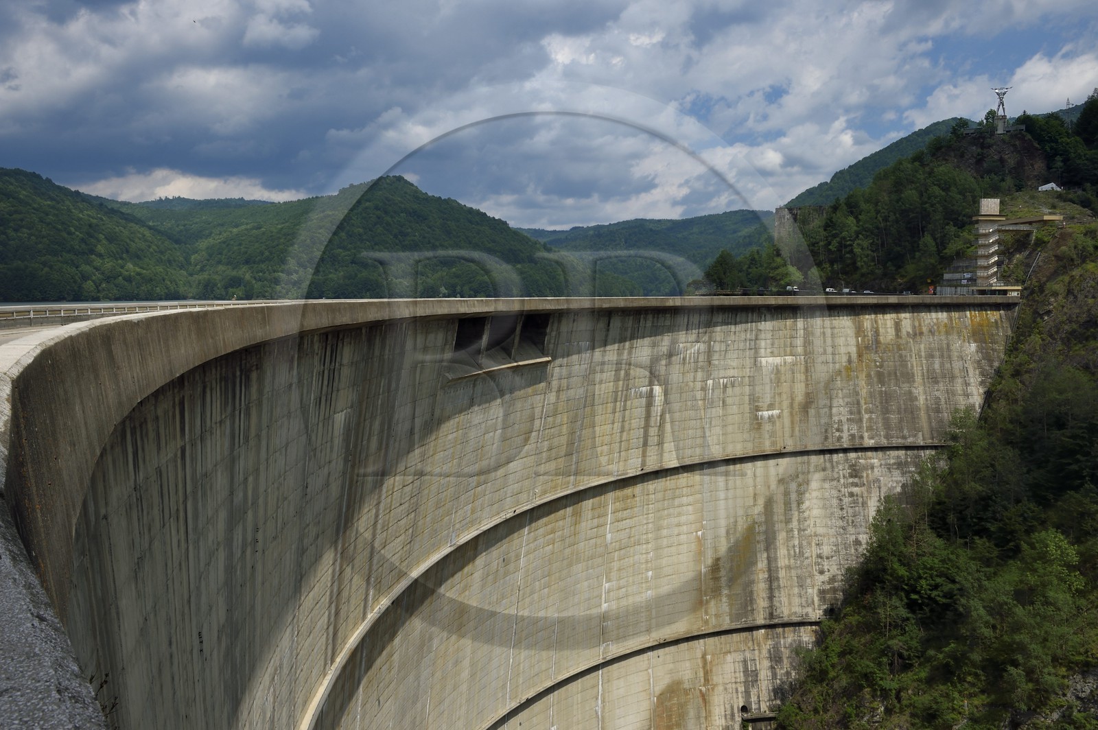 Roumanie, Valachie, Muntenie, Comté de Arges, barrage du lac Vidraru dans les Carpates du Sud le long de la Route Transfagarasan