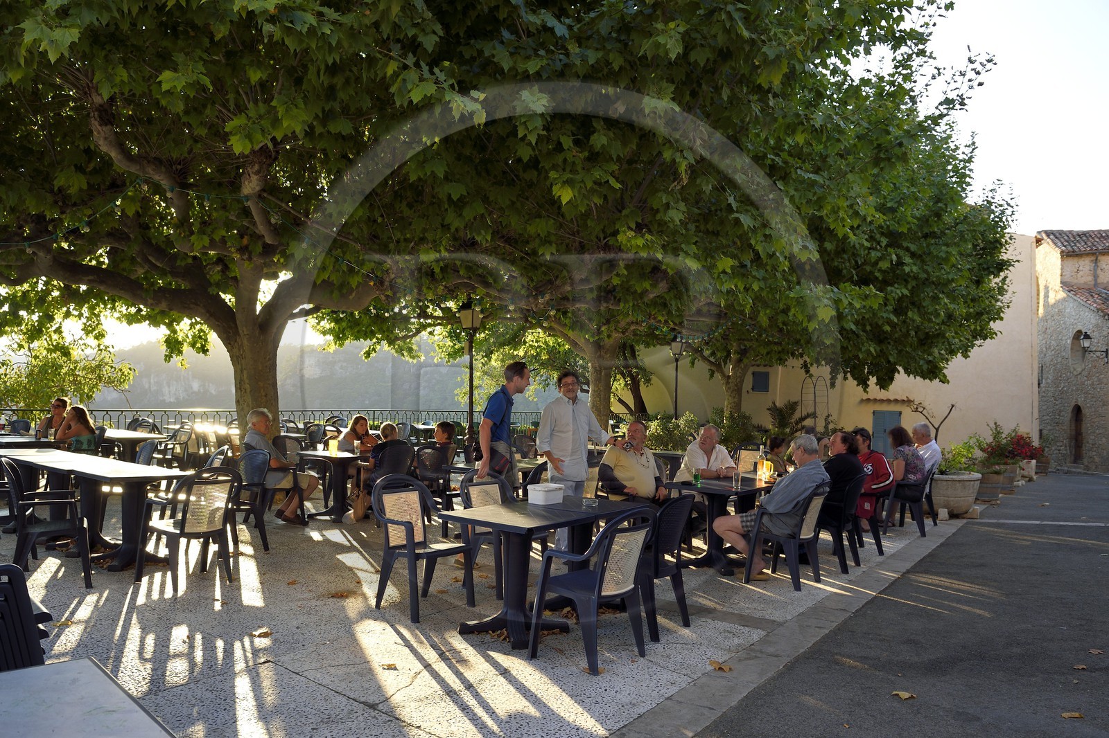 France, Var (83), La Dracénie, village de Châteaudouble, terrasse de café sur la place centrale