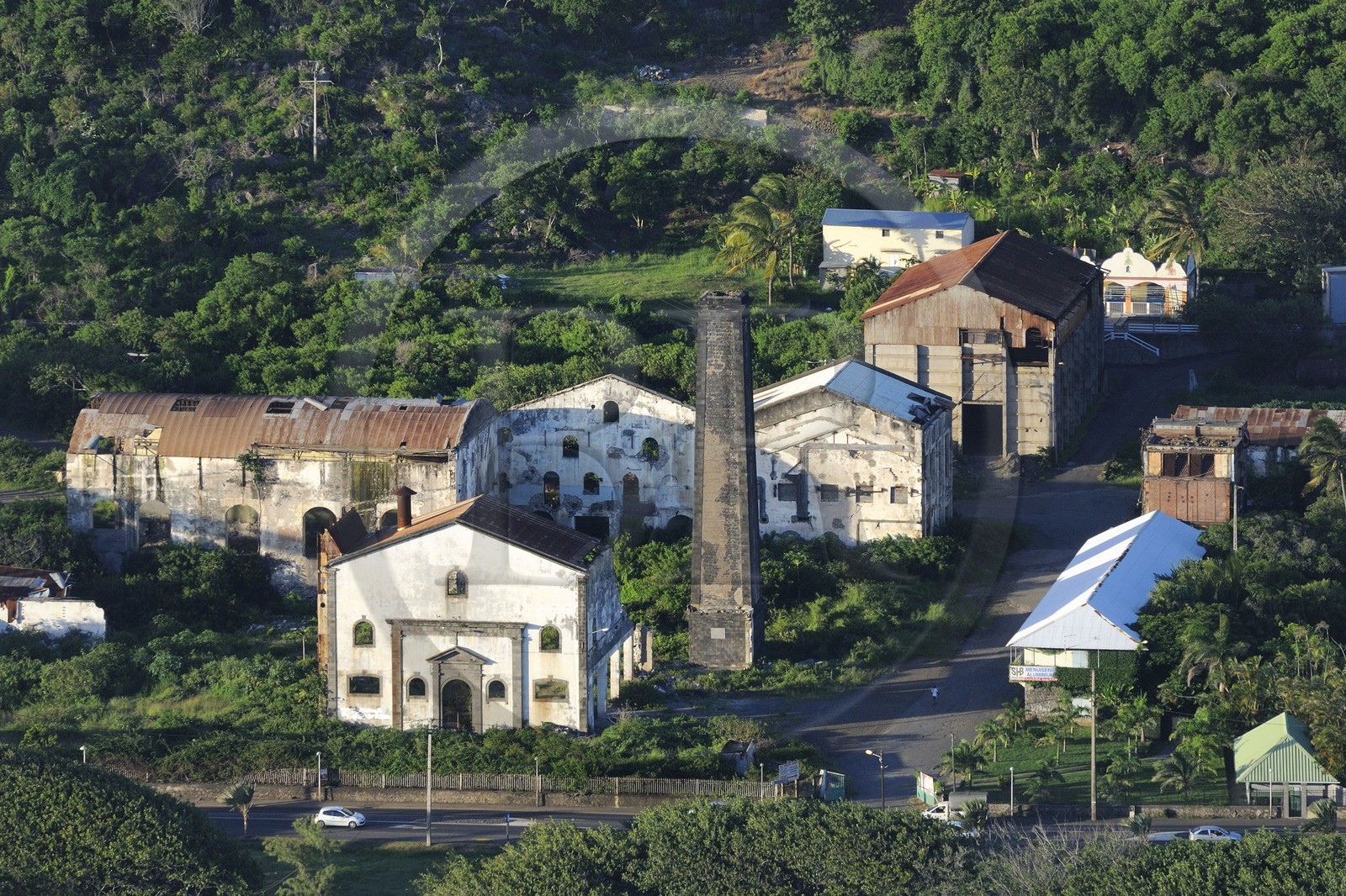 France, île de la Réunion, ancienne usine sucrière de Grand-Bois (vue aérienne)