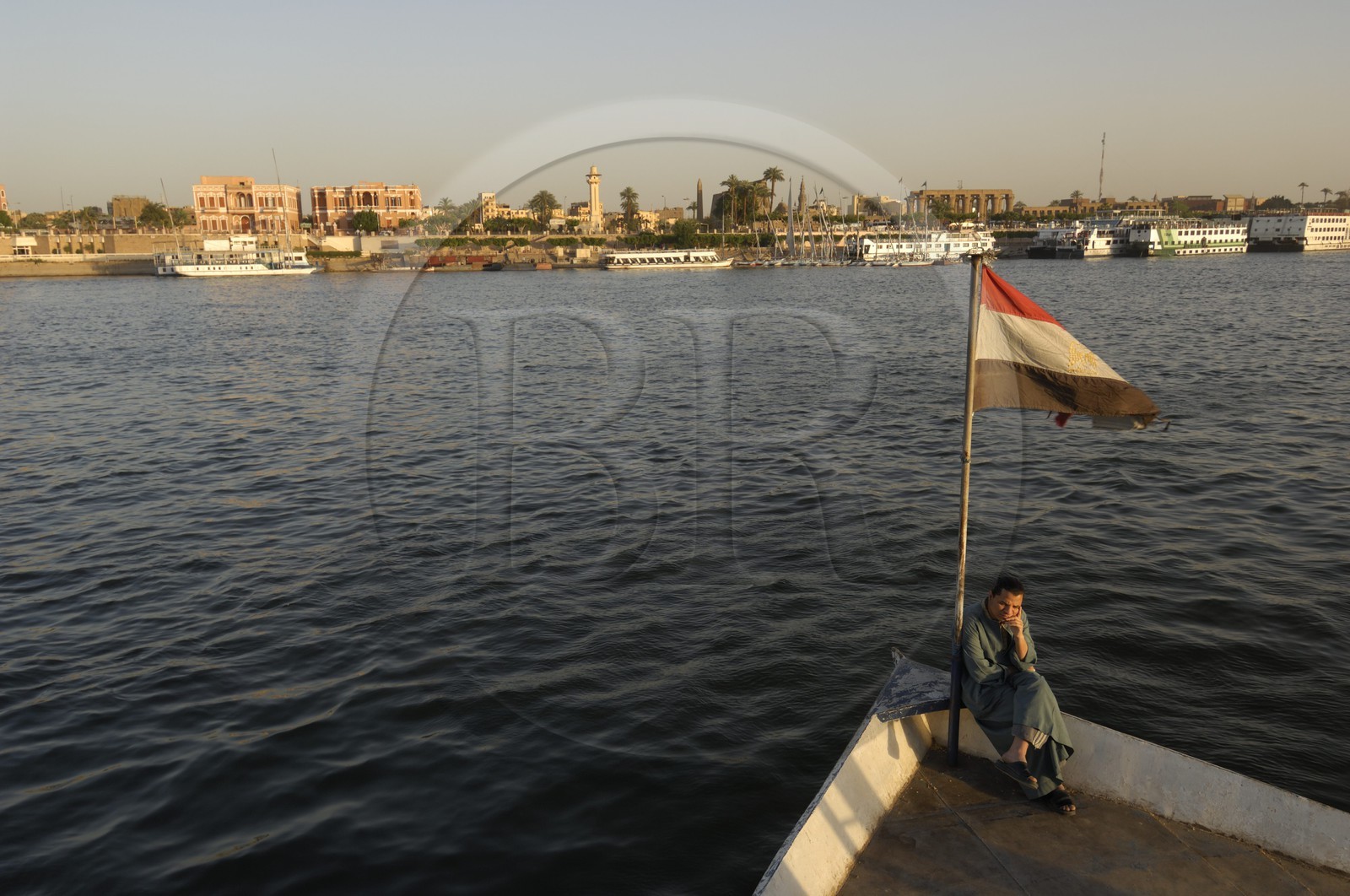 Egypte, Haute Egypte, vallée du Nil, Louxor, le Nil et la rive ouest, ferry reliant les deux rives du Nil