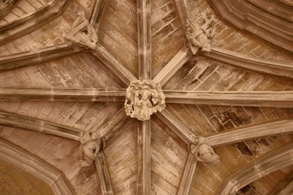 France, Dordogne (24), Périgord Noir, Le Buisson-de-Cadouin, abbaye de Cadouin, étape sur le chemin de Compostelle, site classé Patrimoine Mondial de l'UNESCO, le cloitre du XVe siècle, le jugement dernier représenté par le Christ Juge entouré d'anges musiciens (clef de voute)