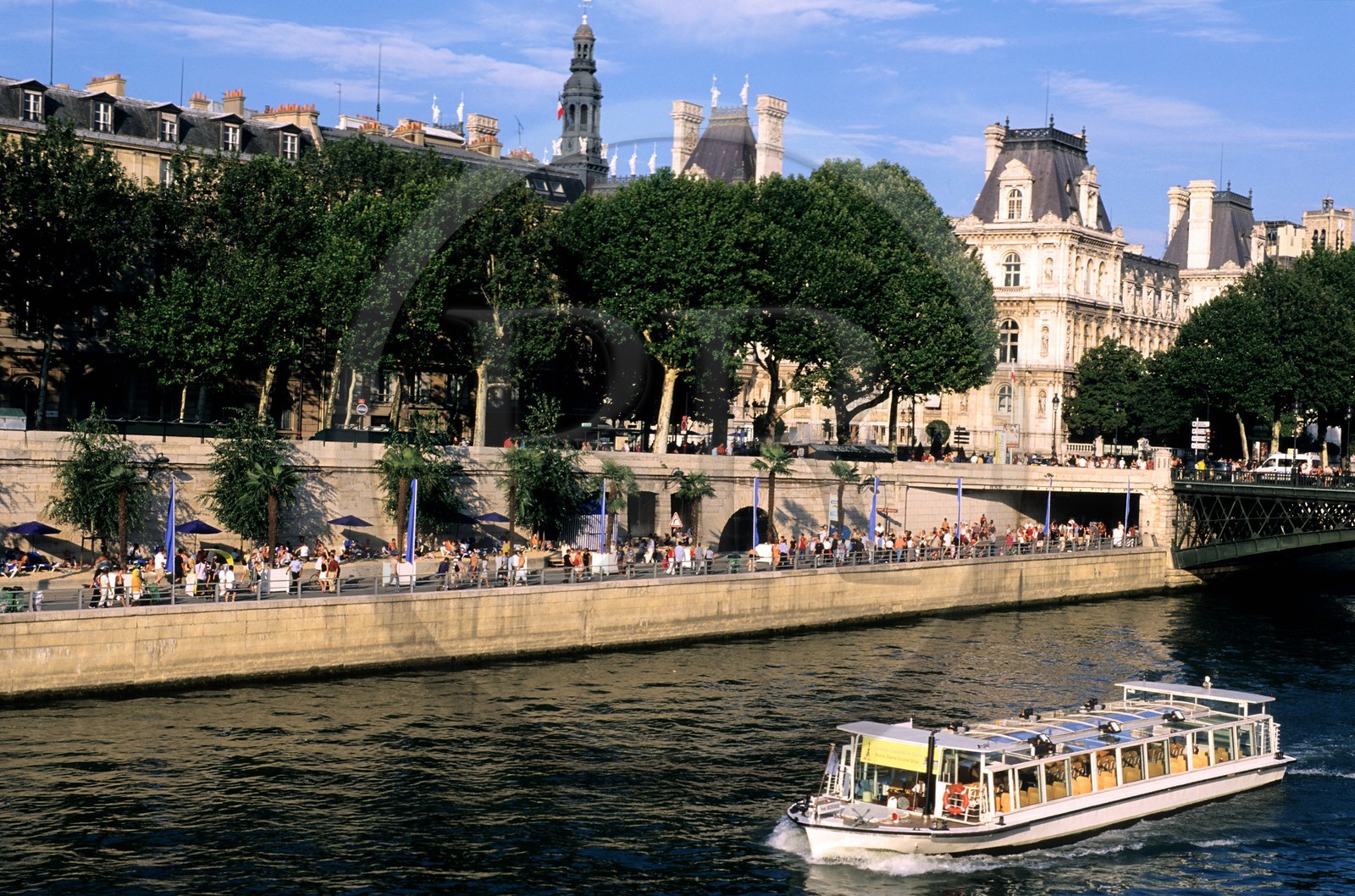 France, Paris (75), les rives de la Seine, classées Patrimoine Mondial de l'UNESCO, Paris-Plage fête tenue au mois d'août sur les quais de Seine fermés au trafic automobile