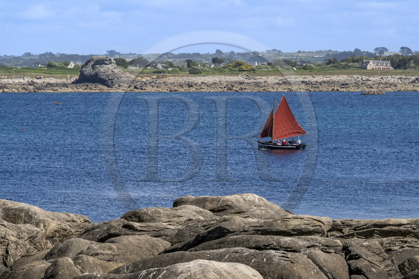 France, Finistère (29), Pays des Abers, Ile Vierge dans l'archipel de Lilia, voilier traditionnel voguant dans l'estuaire de l'Aber Wrac'h