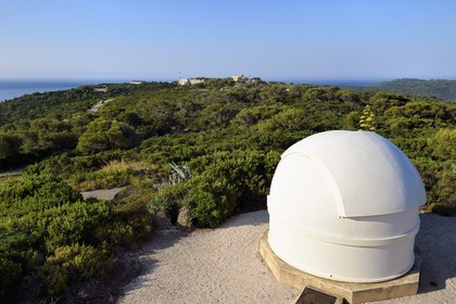 France, Var (83), Iles d'Hyères, Parc national de Port Cros, Ile du Levant, zone militaire, poste optique de la Verette, tourelle optronique sous une coupole blanche