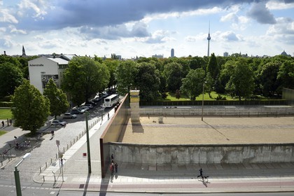 Allemagne, Berlin, Bernauer Strasse, Mémorial du Mur de Berlin (Gedenkstätte Berliner Mauer), dernier tronçon du Mur de Berlin encore conservé dans son intégralité avec le mur intérieur, le chemin de ronde, le mirador, les pylônes d'éclairage, le no man's land, la clôture de signalisation et le mur extérieur, la Tour de la télévision en arrière plan
