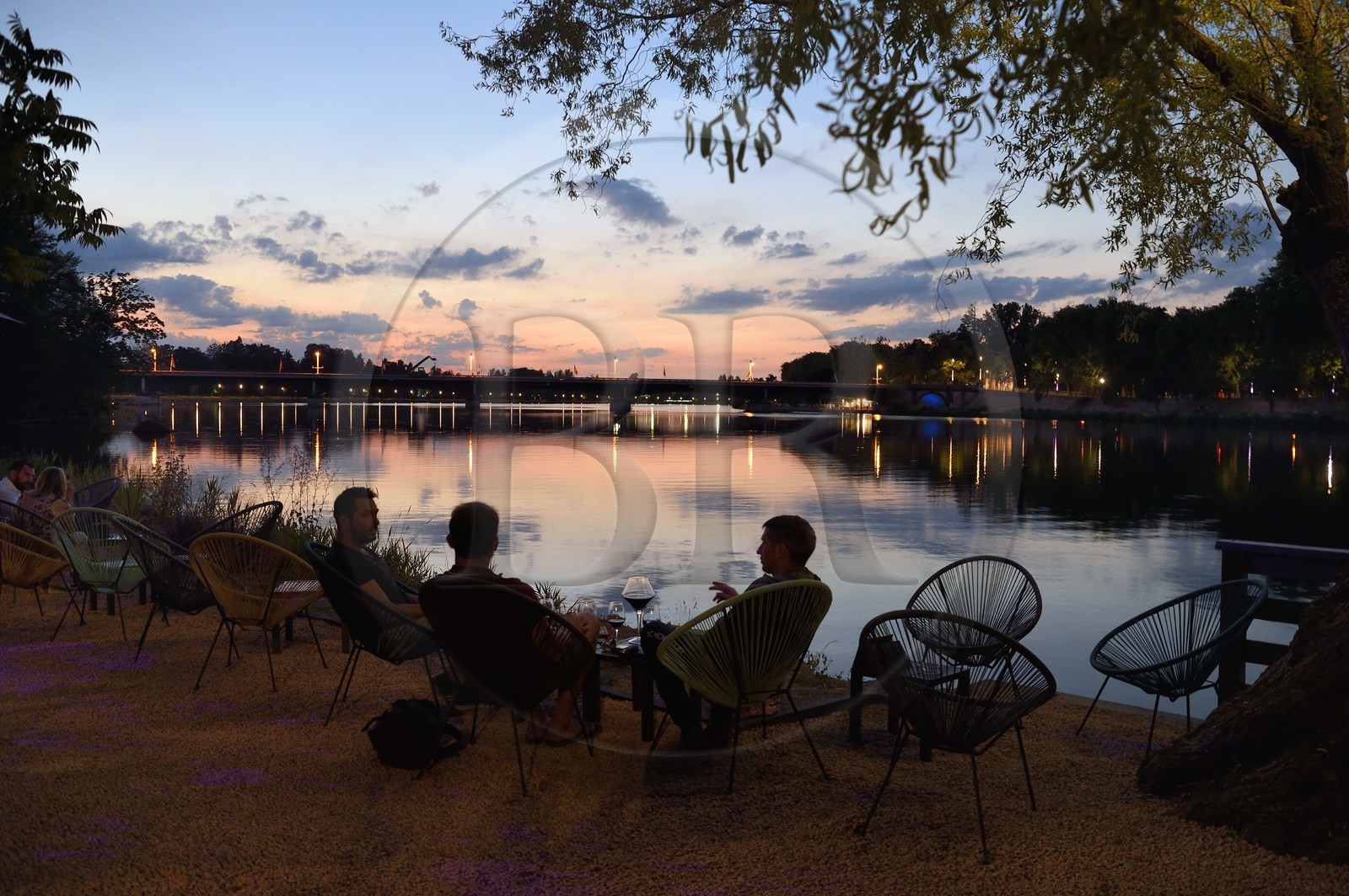 France, Allier (03), Vichy, esprit guinguette au restaurant l'Atmosphère Vichy sur les bords de l'Allier coté Bellerive-sur-Allier