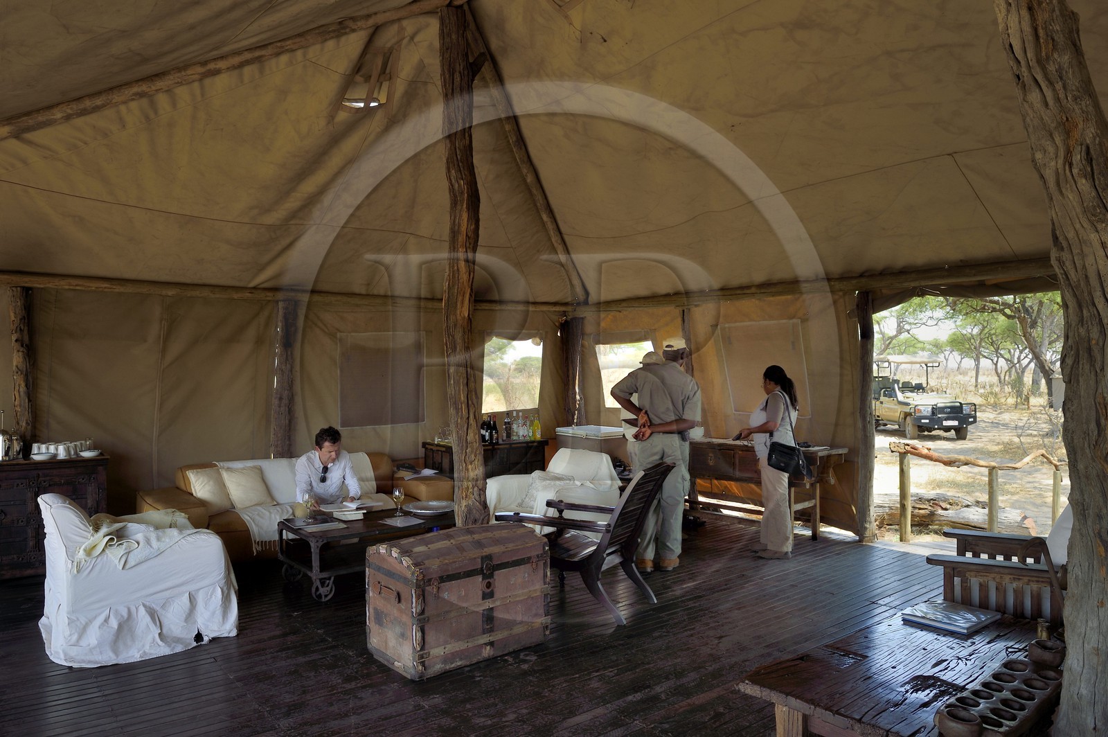 Zimbabwe, province de Matabeleland septentrional, parc national Hwange, Somalisa Expedition Camp de African Bush Camps, le salon ouvert sur l'extérieur