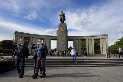 Allemagne, Berlin, quartier de Tiergaten, mémorial soviétique dédié aux 81 116 combattants de l'Armée rouge tombés durant la bataille de Berlin en avril-mai 1945, célébration annuelle de la capitulation nazie le 9 mai 1945 pour les russes