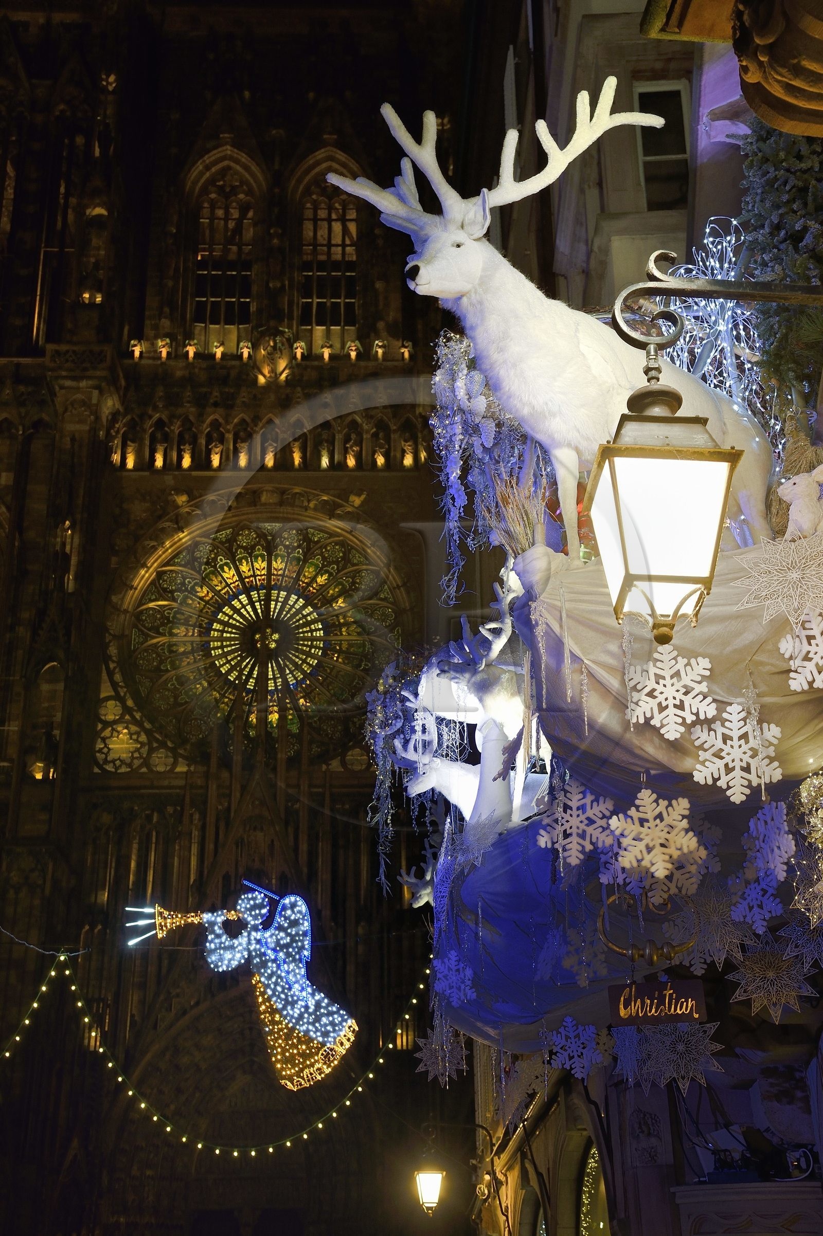 France, Bas-Rhin (67), Strasbourg, vieille ville classée au Patrimoine Mondial de l'UNESCO, rosace de la facade occidentale de la cathédrale Notre-Dame et la rue Mercière avec ses décors de Noël