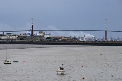 France, Loire-Atlantique (44), Estuaire de la Loire, Saint-Nazaire, le pont de Saint-Nazaire vue depuis la plage de Villès-Martin