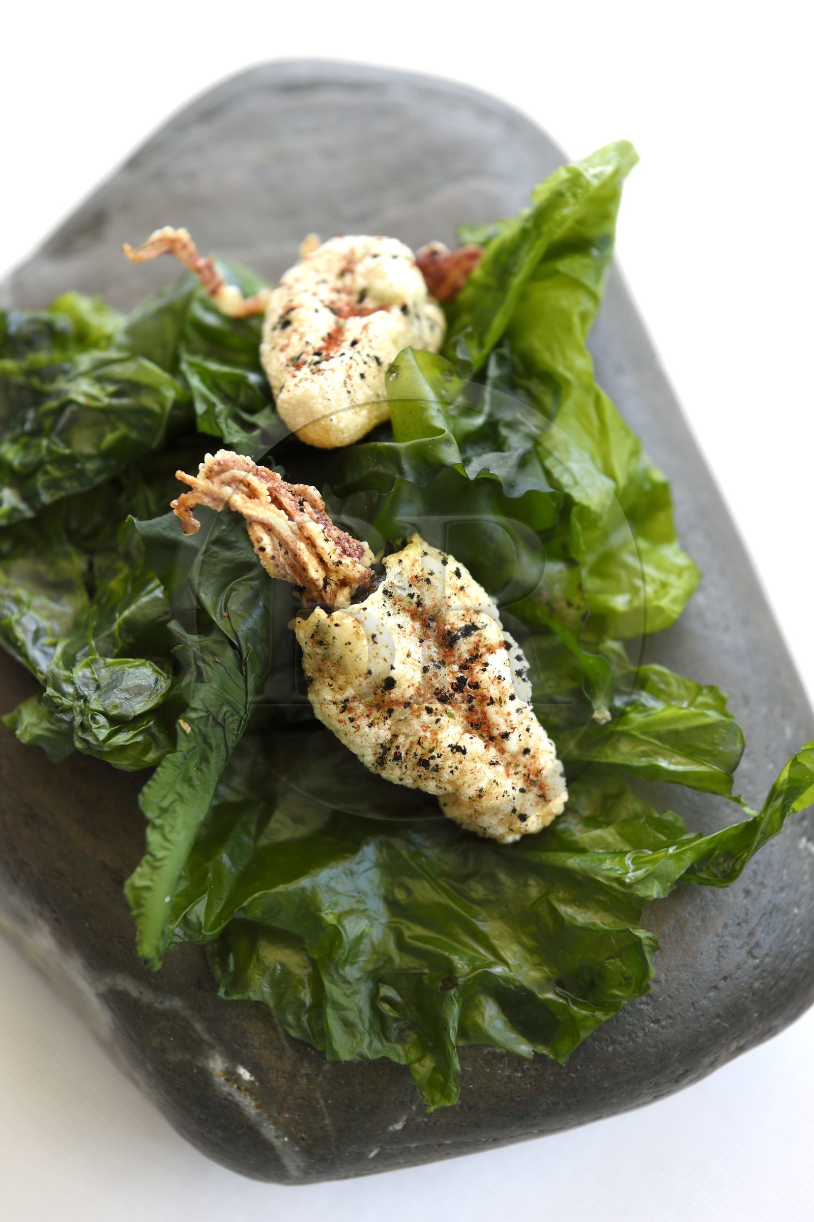 France, Alpes-Maritimes (06), Menton, Restaurant Le Mirazur du Chef doublement étoilé Michelin Mauro Colagreco, calamar en amuse-bouches