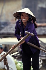 Vietnam, delta du Mékong, le marché flottant de Can Tho, femme sur son bateaux