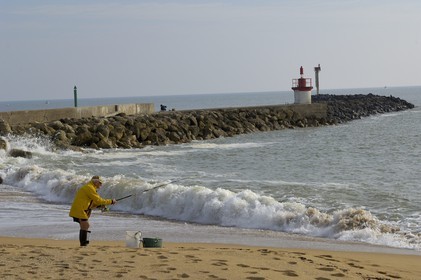 France, Charente-Maritime (17), Ile d'Oléron, pêcheur sur la plage de la Cotinière