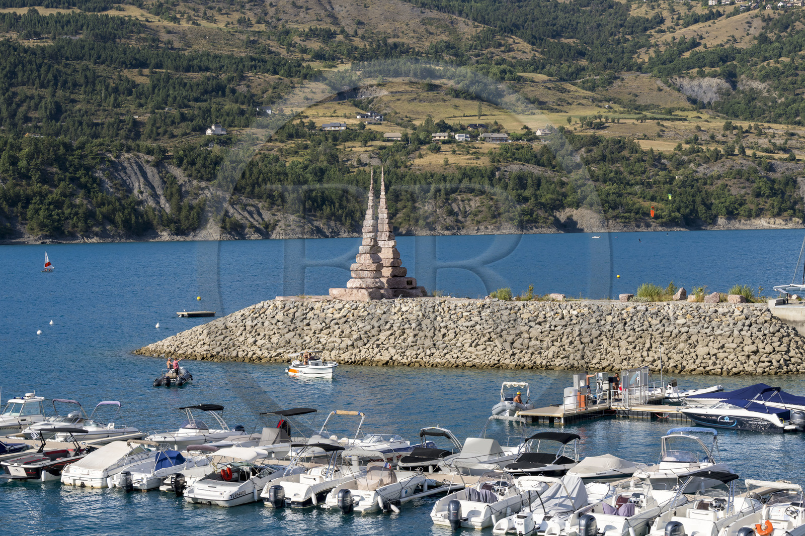 France, Hautes Alpes (05), Savines-le-Lac, lac de Serre Ponçon, œuvre intitulée Le Passage du sculpteur Cédric Rouzé