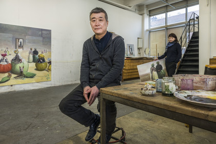 France, l'artiste peintre de Xiao Fan Ru dans son atelier aux Lilas près de Paris avec son épouse Xuan Zhao dite Yoyo