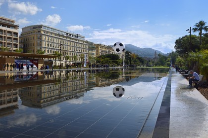 France, Alpes-Maritimes (06), Nice, la Promenade du Paillon, le miroir d'eau de 3000 m2 de la place Massena