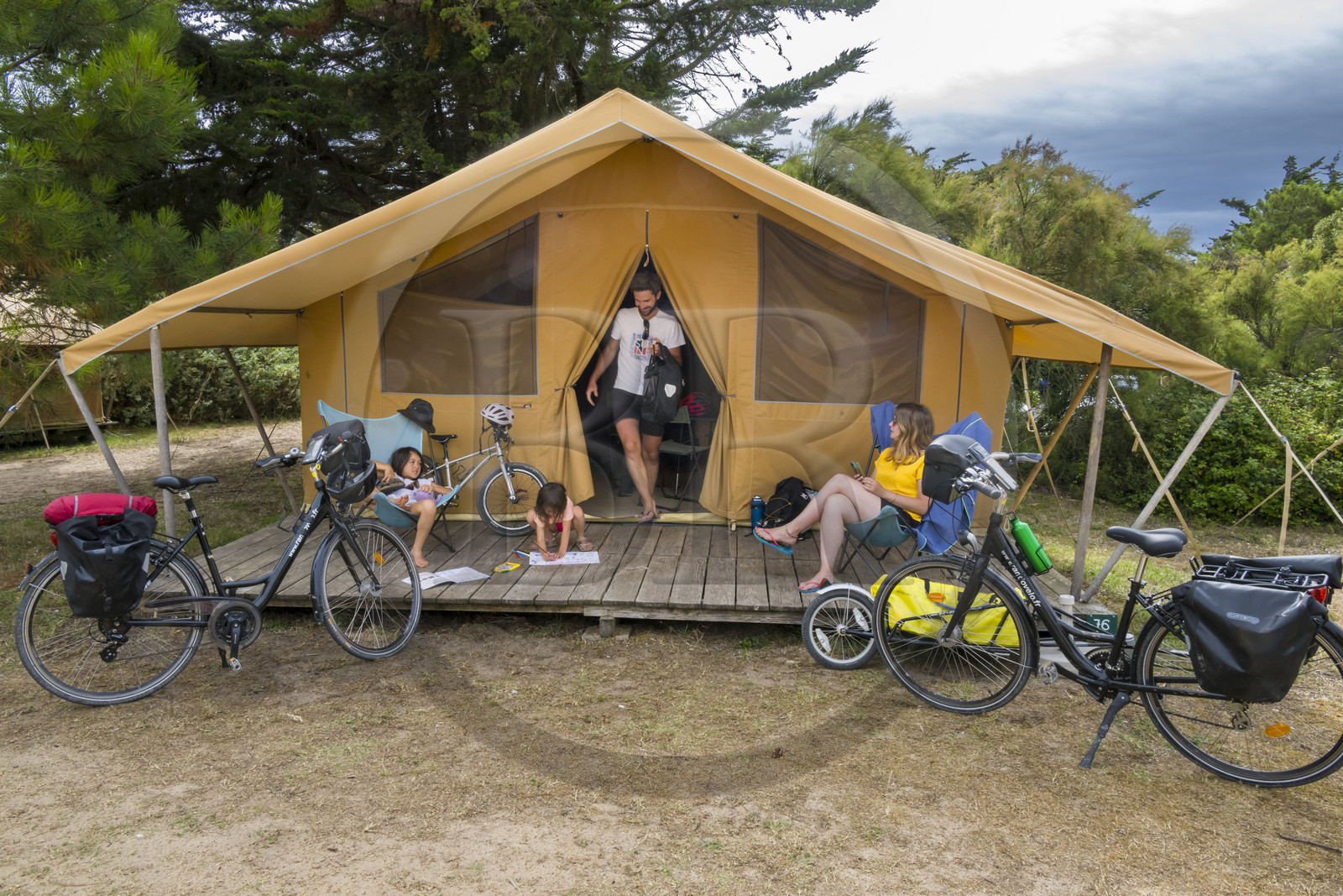 France, Vendée (85), île de Noirmoutier, Noirmoutier-en-l'Ile, Camping Huttopia Noirmoutier, la tente familiale