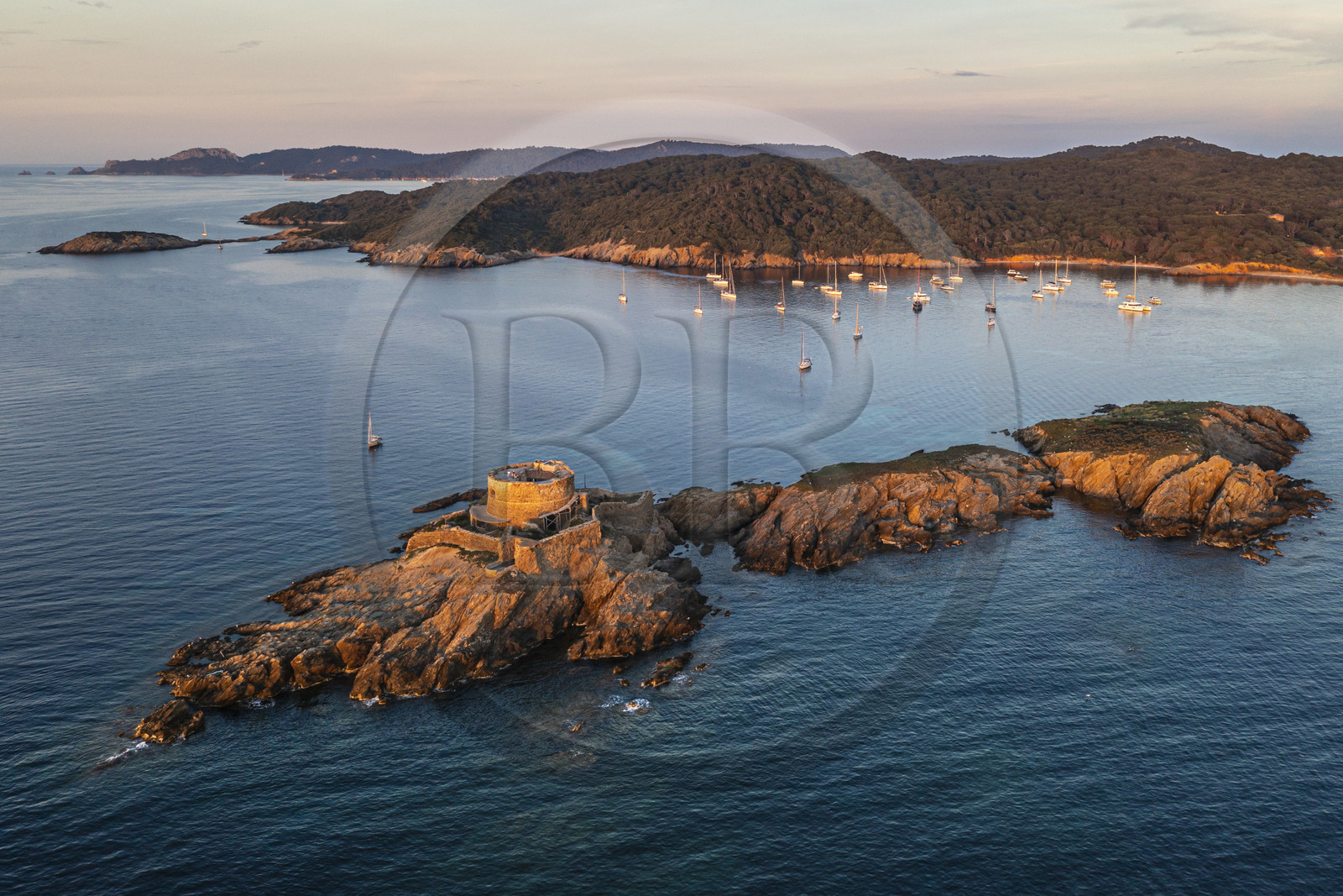 France, Var (83), Iles d'Hyères, parc national de Port Cros, Ile de Porquerolles, Fort du Petit Langoustier datant du XVIIème siècle sur son ilot et Porquerolles en arrière plan (vue aérienne)