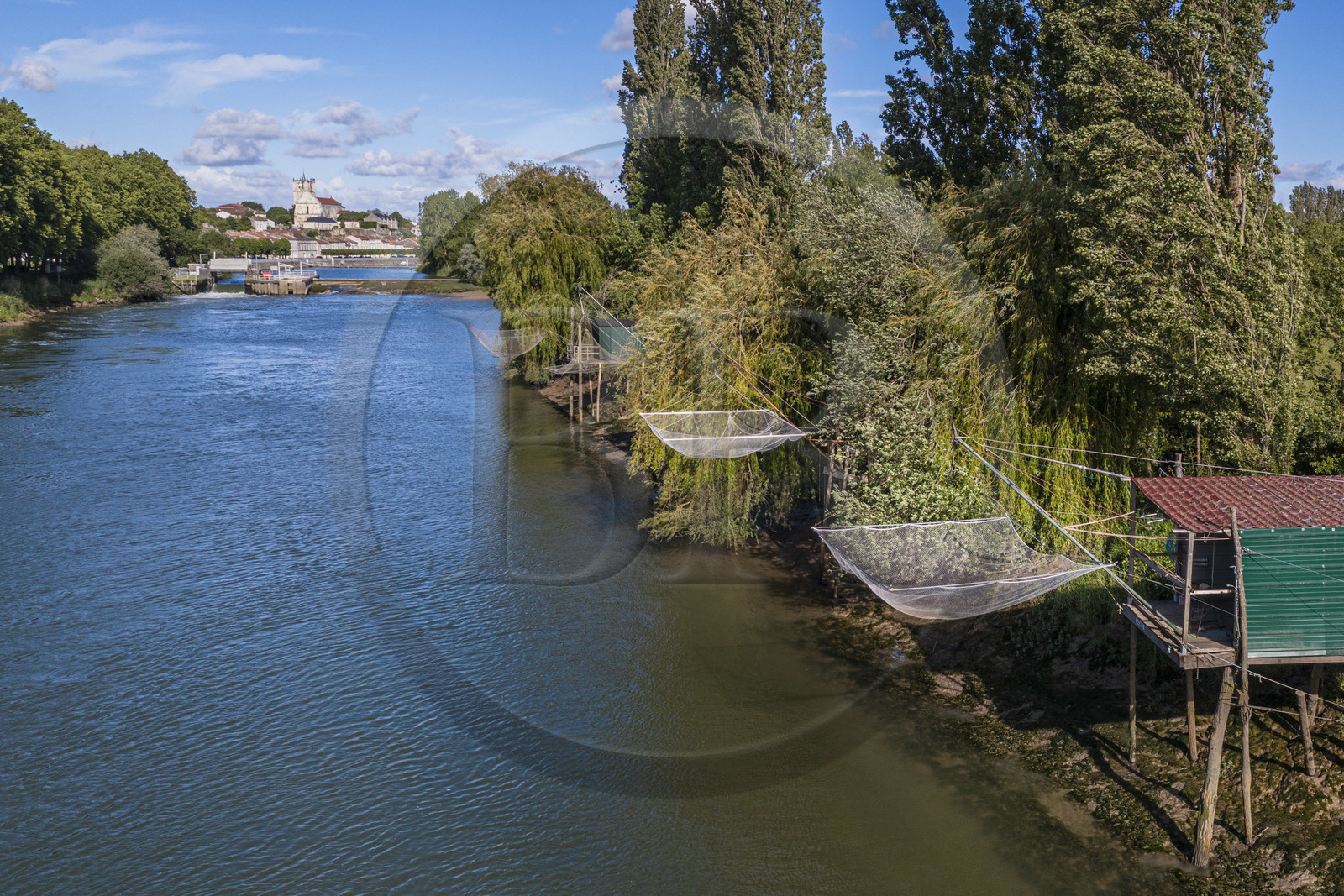 France, Charente-Maritime (17), Saintonge, Saint-Savinien, labellisé Villages de pierres et d'eau, carrelets au bord de la Charente et le village en arrière plan (vue aérienne)