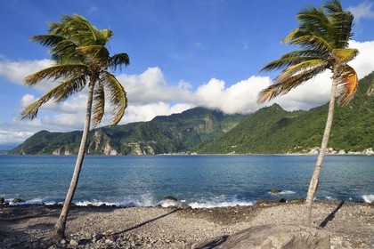 Caraïbes, Ile de la Dominique, la baie de Soufrière depuis la péninsule de Cachacrou à Scotts Head
