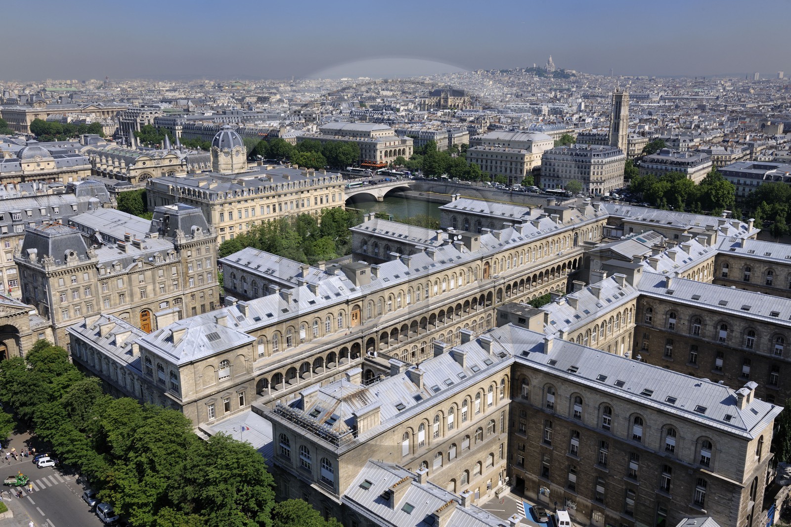 France, Paris (75), vue depuis la cathédrale Notre-Dame de Paris, au premier plan l'hôpital de l'Hôtel Dieu