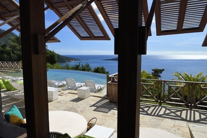Caraïbes, Ile de la Dominique, baie de Soufrière, Soufrière, piscine à débordement de l'hotel Jungle Bay
